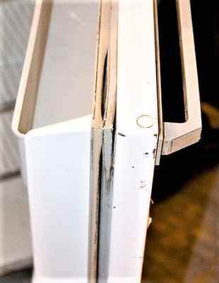 Уплотнительная резина двери холодильника требующая замены